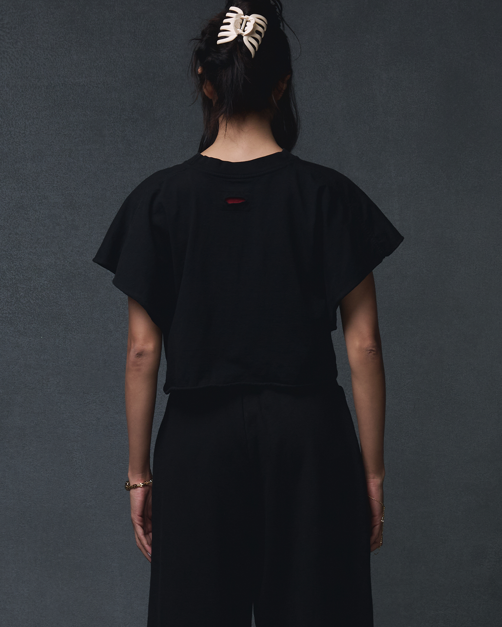 CROPPED FLAGSHIP TEE - BLACK