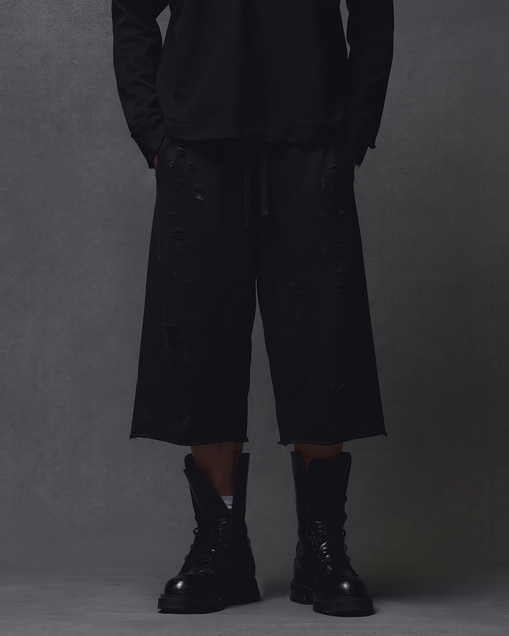 LONG SWEAT SHORT - DISTRESSED BLACK