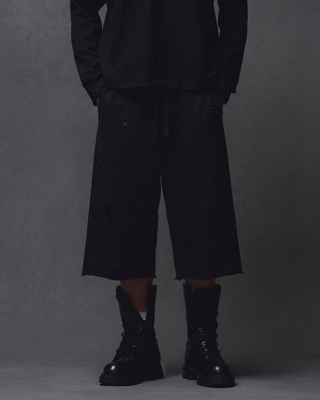 LONG SWEAT SHORT - DISTRESSED BLACK