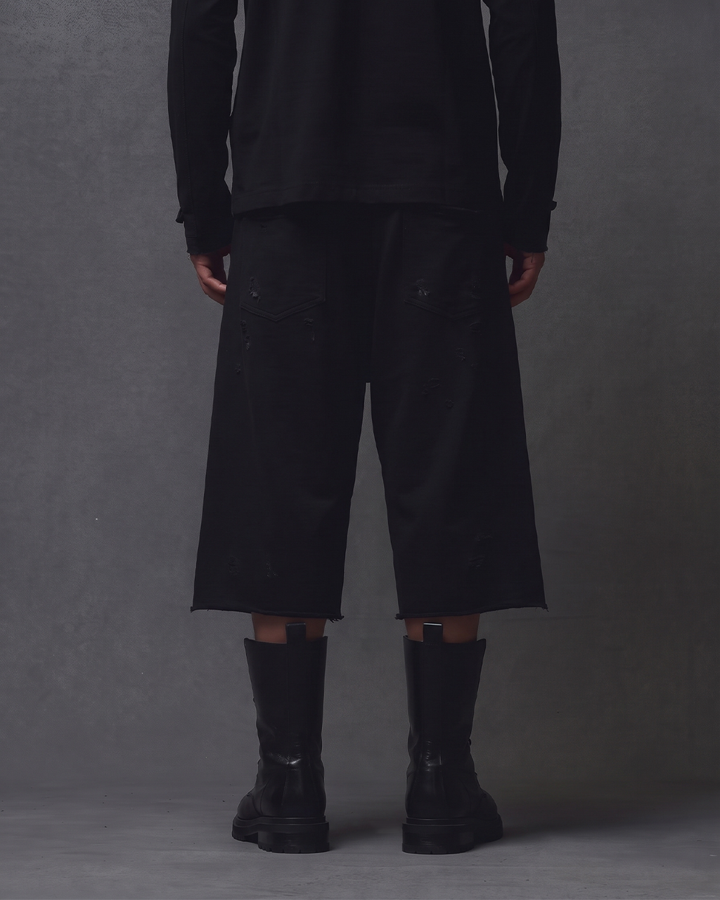 LONG SWEAT SHORT - DISTRESSED BLACK