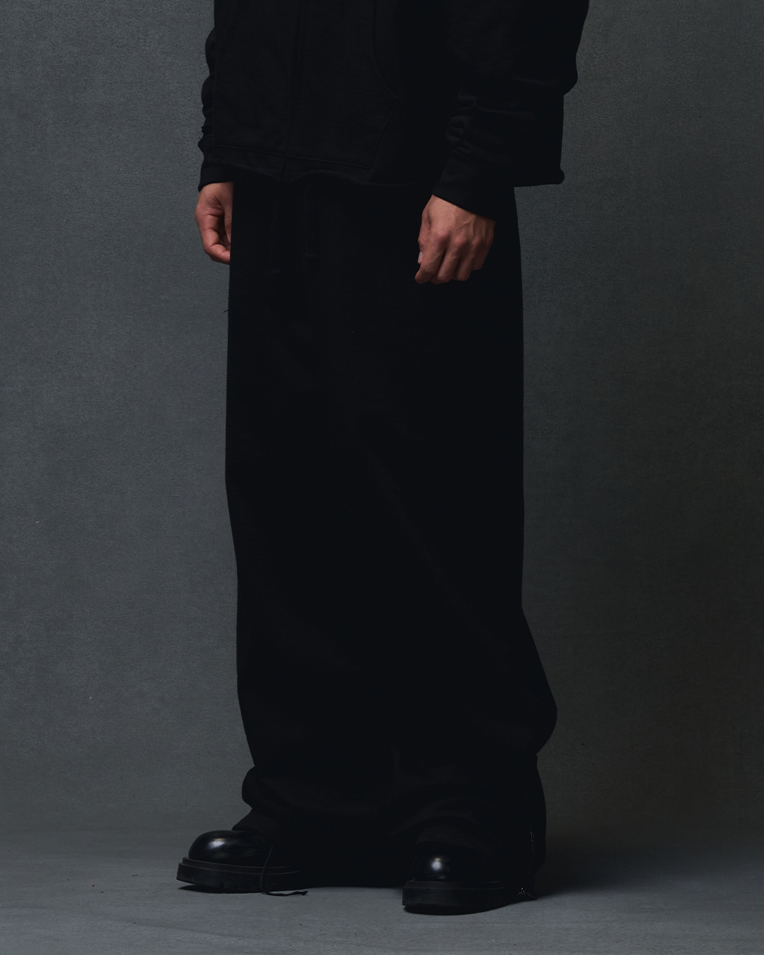 ZIPPER SWEATPANTS - BLACK