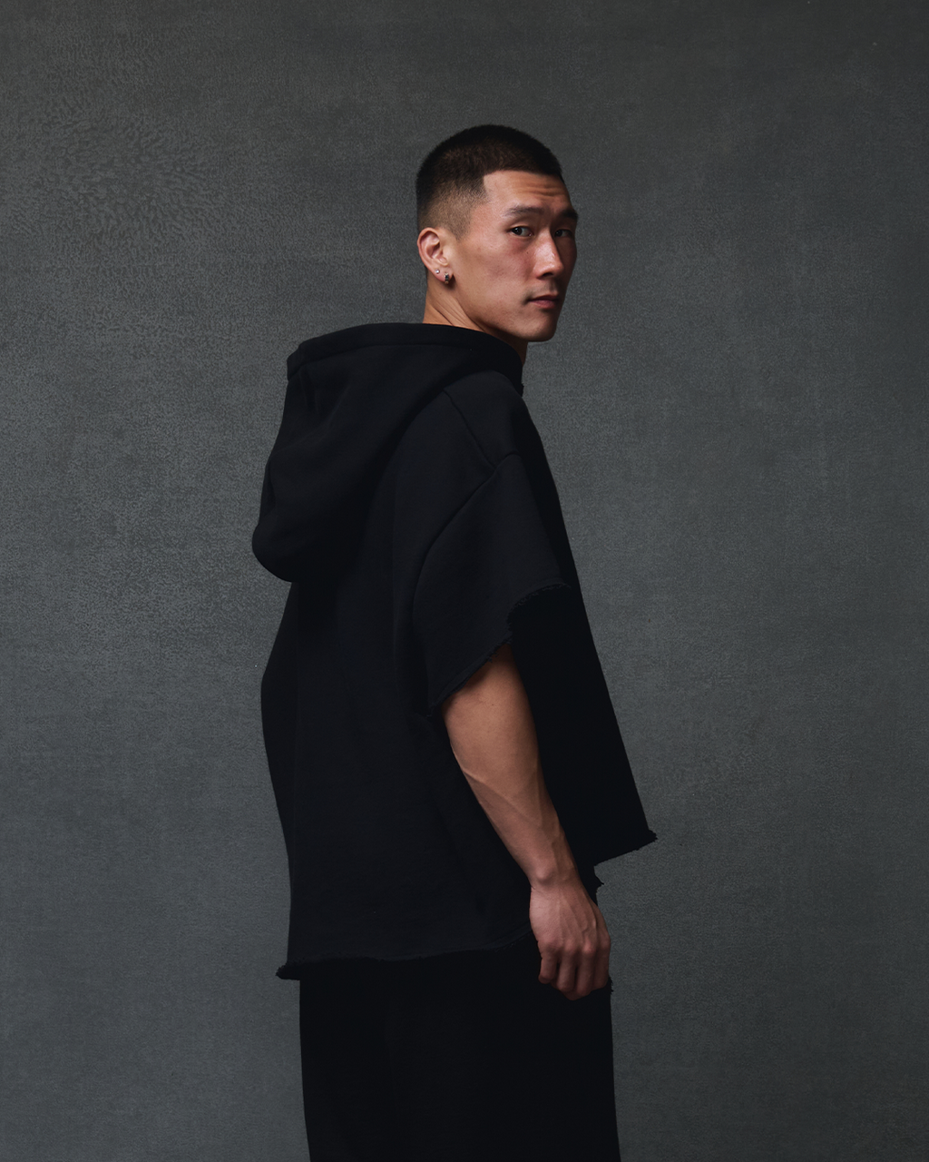 CUT OFF HOODIE - BLACK