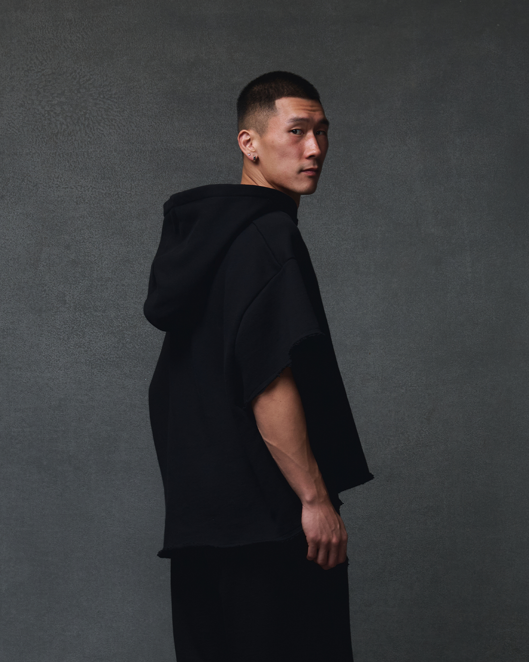 CUT OFF HOODIE - BLACK