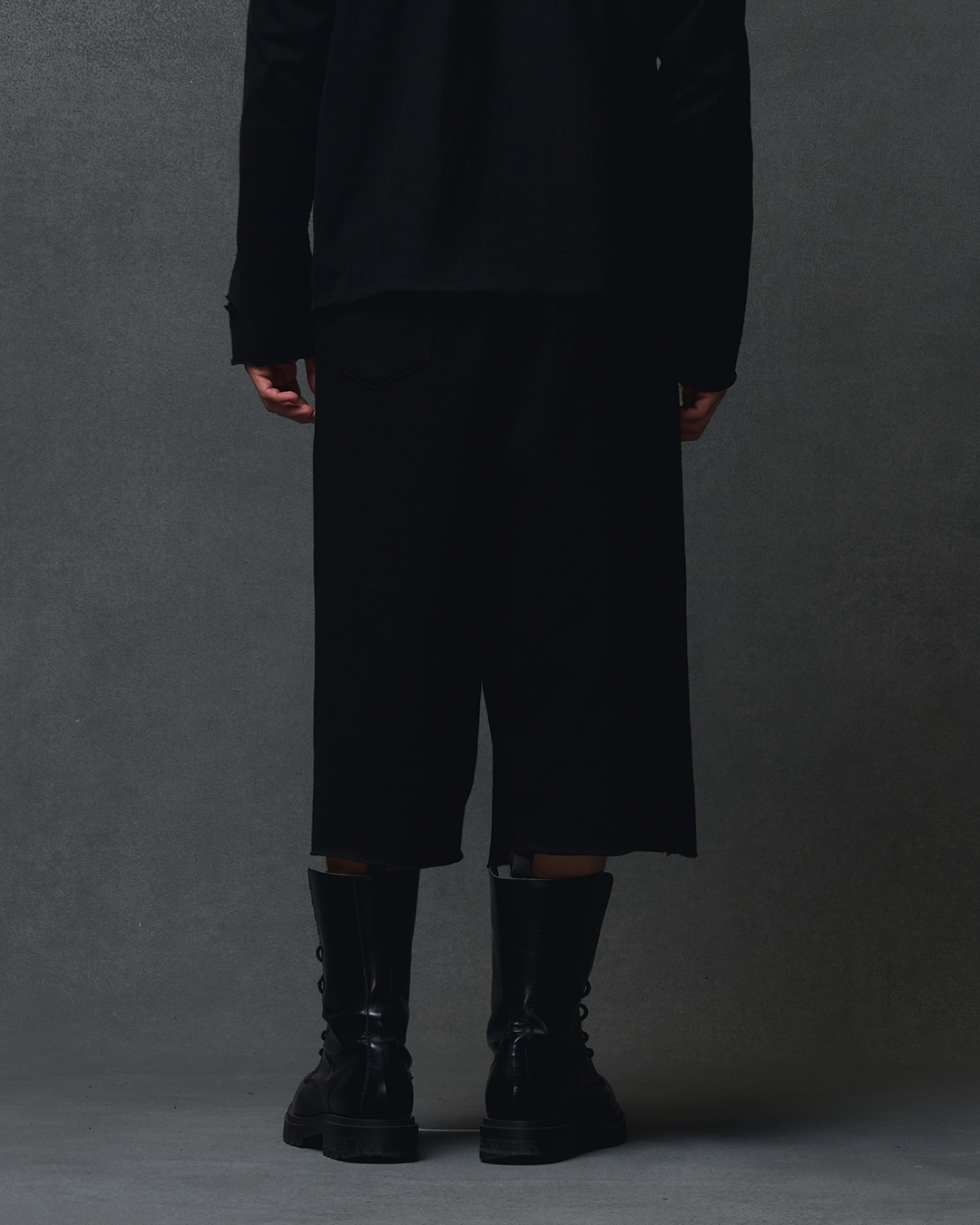 LONG SWEAT SHORT - BLACK