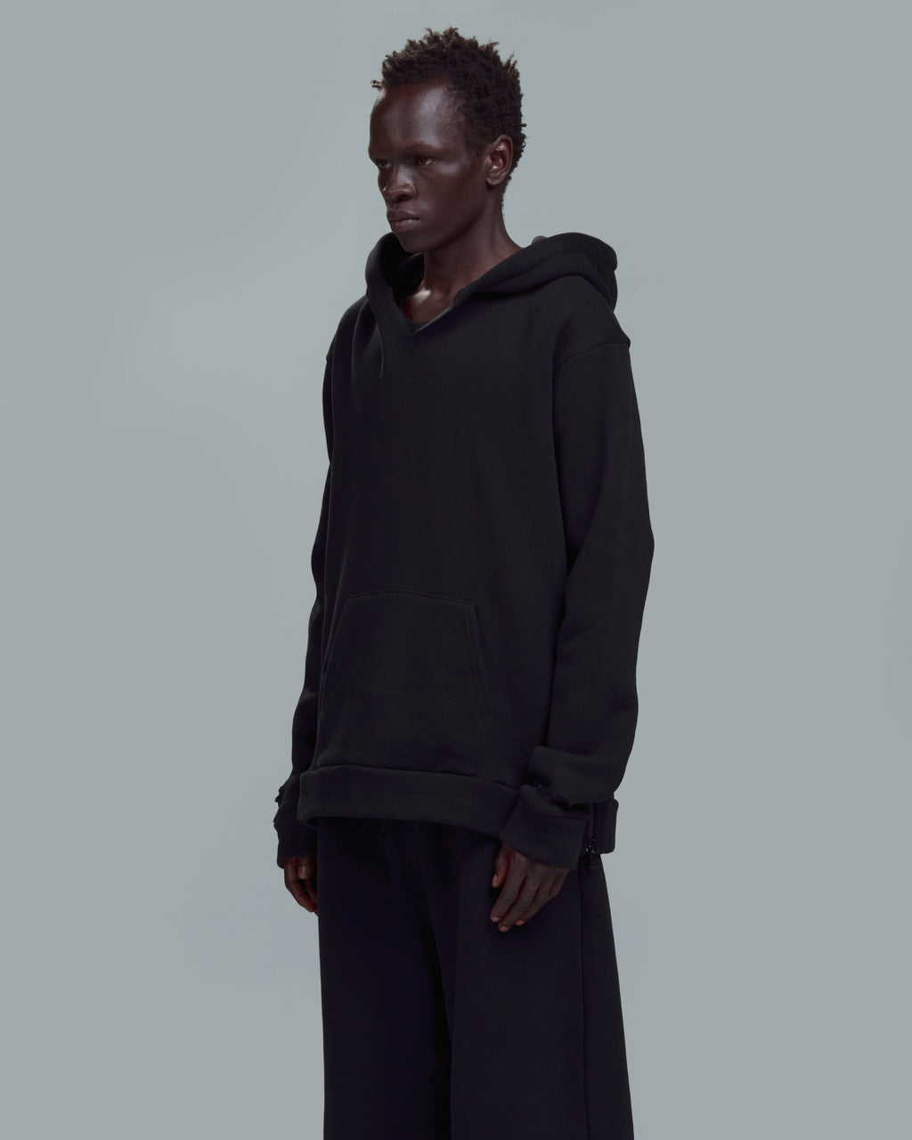 SLIM FIT ZIPPER HOODIE - BLACK