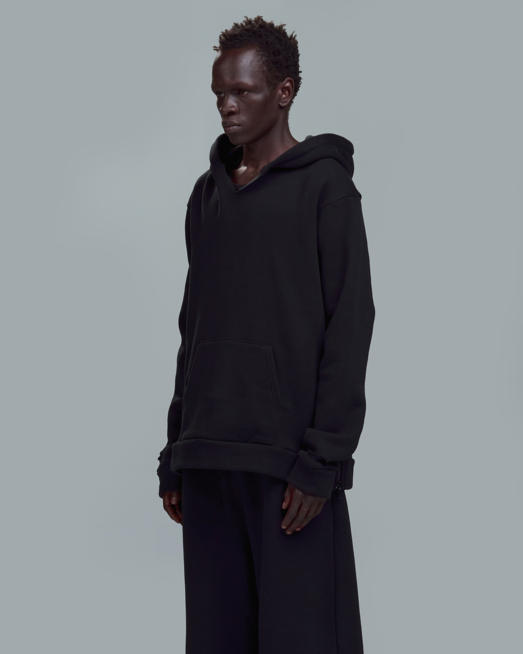 SLIM FIT ZIPPER HOODIE - BLACK